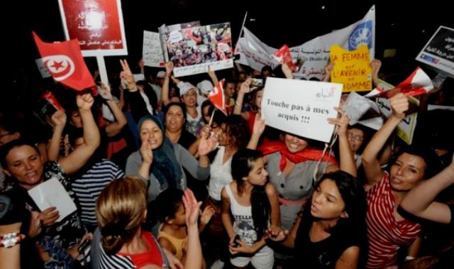 "Rør ikke ved vores rettigheder!" Over 20.000 deltog i kvindernes demonstration den 13. august 2012 i Tunis. Det var den største politiske manifestation i landet i lang tid. (ikh/autonom info-service)