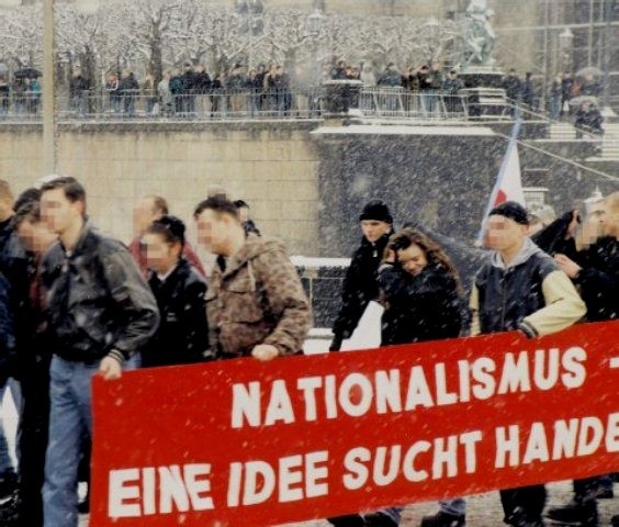 Uwe M. og Beate Z. deltager i en nazimarch i den østtyske by Jena (delstat Thüringen)  i 1990'erne