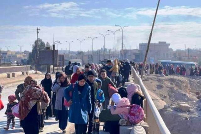 Beboere fra al-Hasakah flygter ud af byen efter IS angreb og de efterfølgende kamphandlinger 