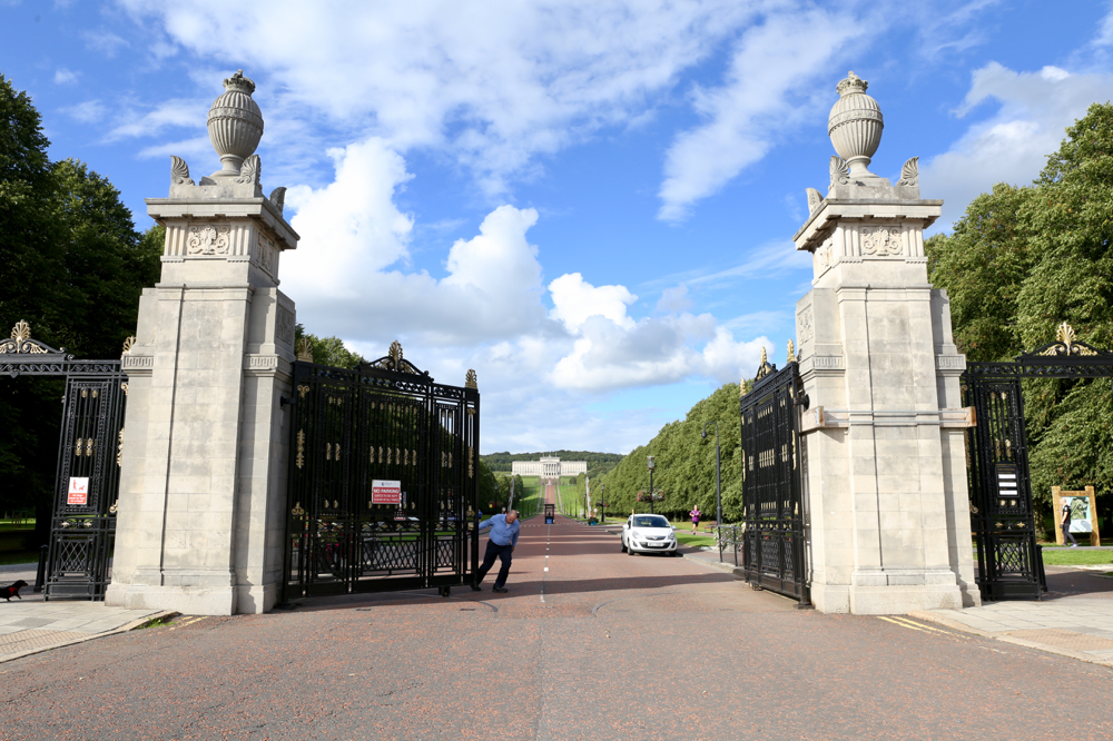 Stormont: Das Parlamentsgebäude, gaaanz weit im Hintergrund, liegt in einem wunderschönen Park. Er ist für die Öffentlichkeit zugänglich.