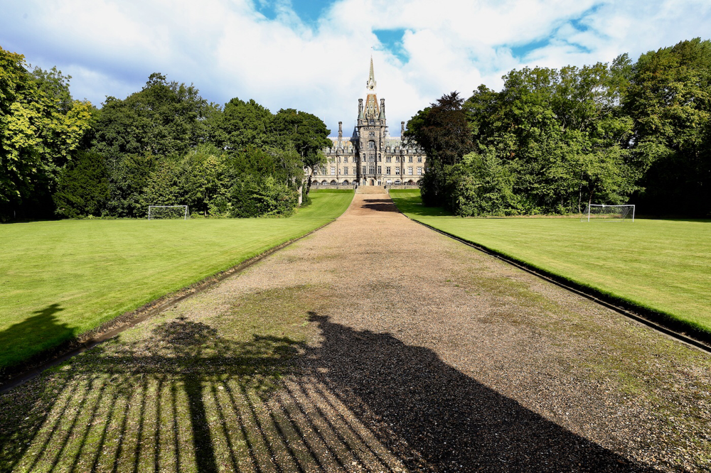 Fettes College, Privatschule. Das Gebäude hat wohl J. K. Rowling für die Beschreibung der Zauberschule inspiriert.