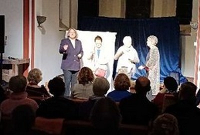 Das Quartett "Zitrönchen" spielt vor einem Laden mit unterschiedlichen Streich- und Blasinstrumenten: Sopransaxophonistin Maria Arvelase, Geigerin Elisabeth Hingerl, Gitarrist Folke Bo Blunck und Bassist Felix Wünsch.