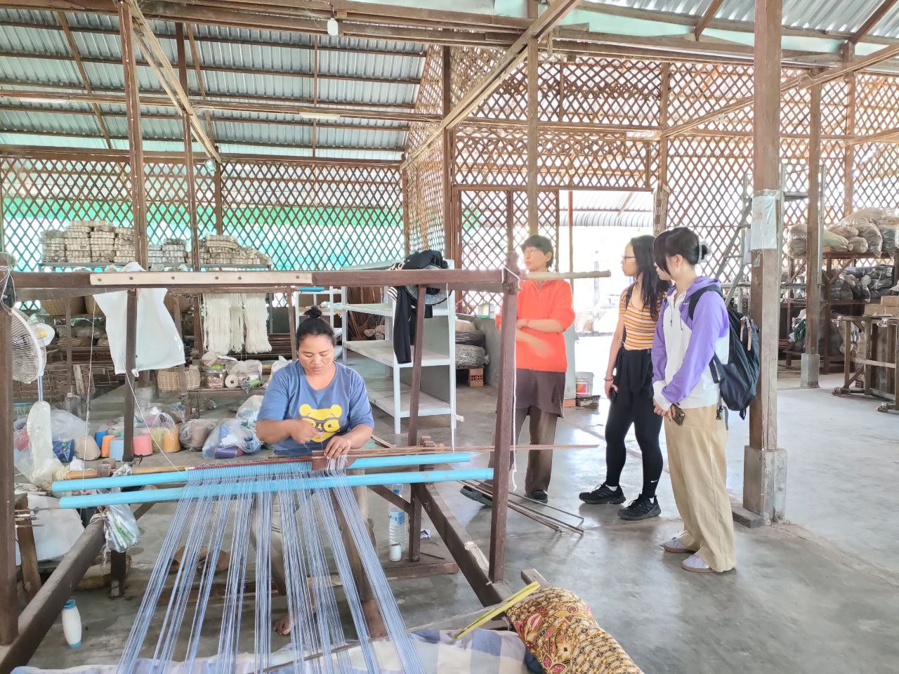 郊外にある織物の工房へ