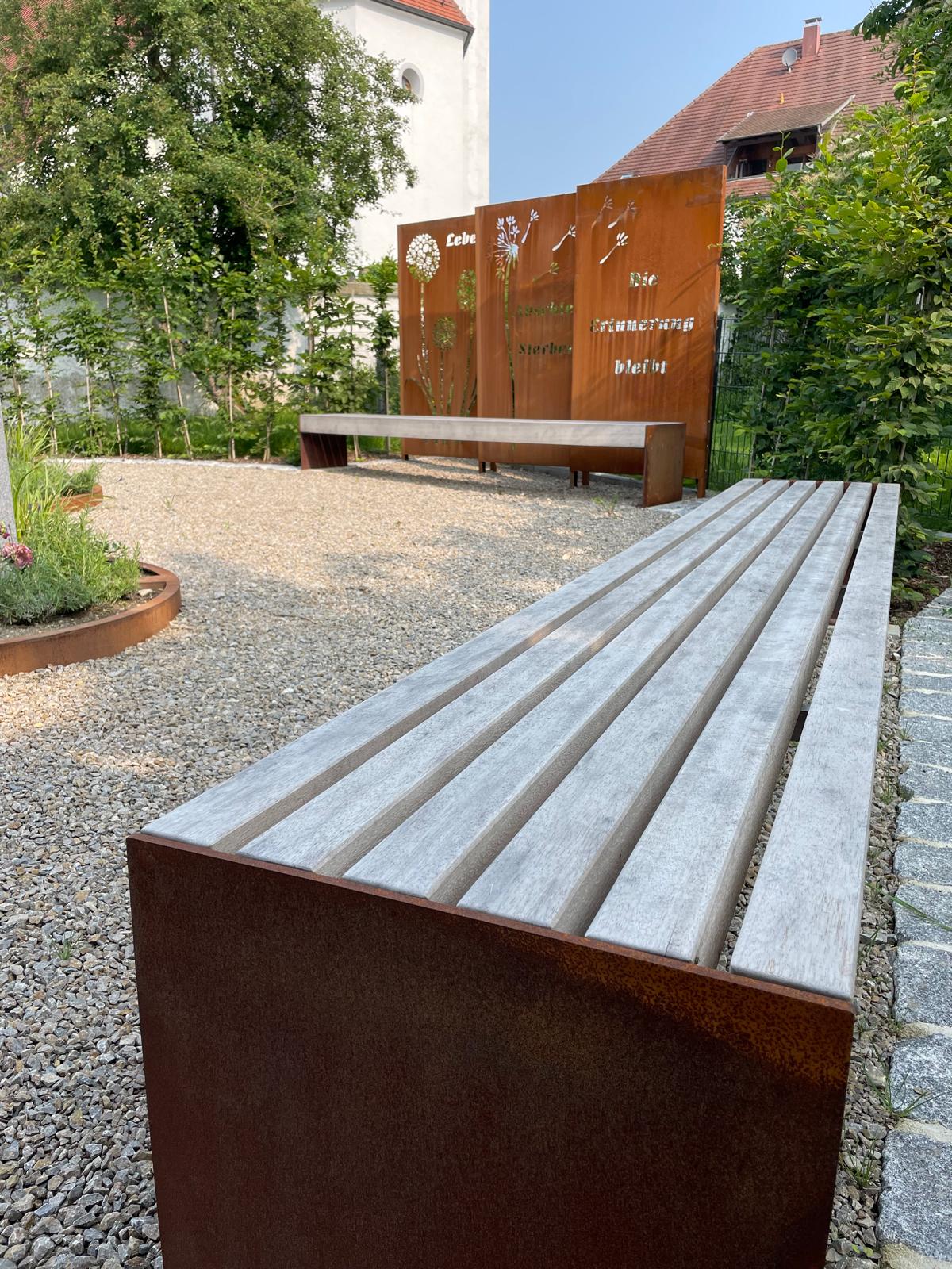Sitzbänke und Sichtschutzelemente mit Lasergravur - Friedhof