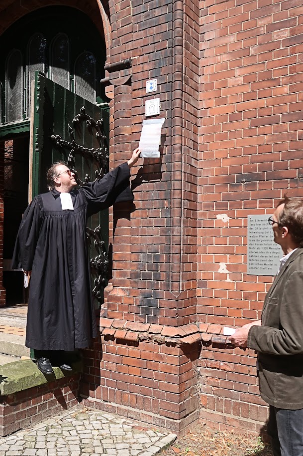 Pfarrer Steinker enthüllt die vorbereitete Plakette (Foto: W.Bohmann)
