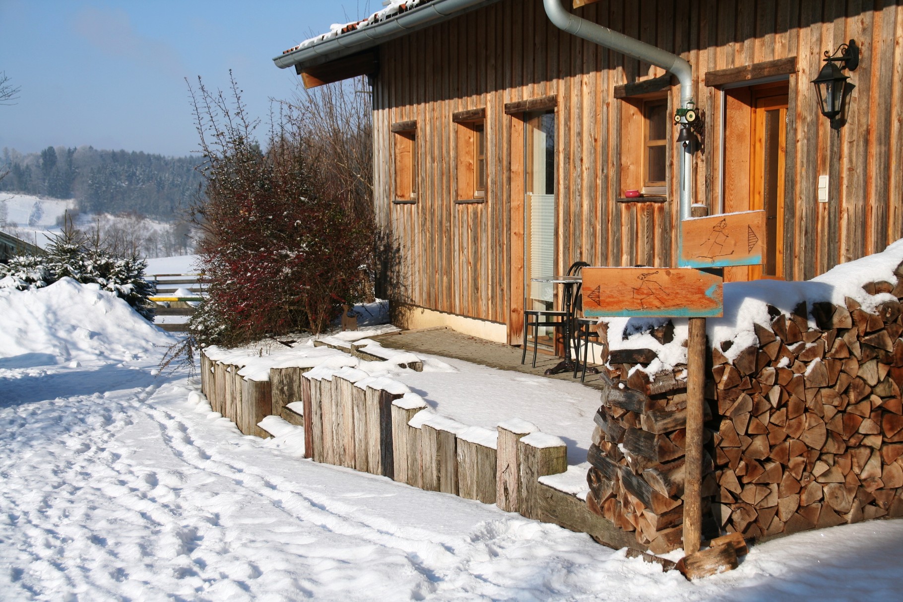 Wenn genug Schnee liegt, treffen sich auf dem Hof zwei Rund-Loipen ©KnallerbsenHof