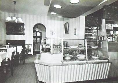 Innenraum mit Theke- links das Bild müsste die Liebensteiner Hufschmiede gewesen sein - Archiv W.Malek