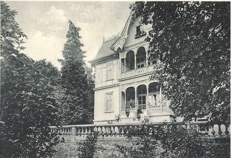 Vorderseite Haus Am Aschenberg vor 1919 - ursprünglich Villa Frohberg - Fotos unten -  heutige Ansicht