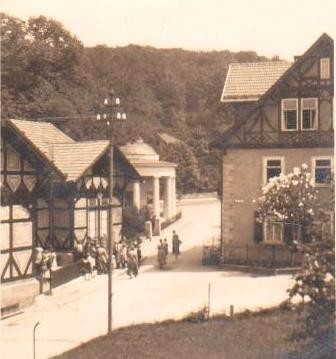 Brunnenausgabe am ehemaligen Badehaus - Aufnahme 1928 - Archiv W.Malek, Geschenk Jürgen Roth - beachtenswert ist der Zustand des Hauses Erika rechts