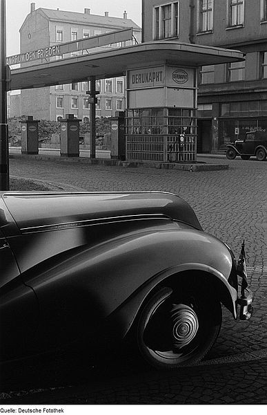 Teilansicht eines parkenden BMW 340 vor einer Tankstelle der Deutsch-Russischen Naphta AG, Leipzig, 1951