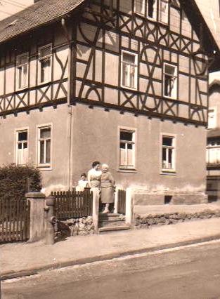 Haus in der Rohstraße, Gisela Claus mit Tochter Brigitte und Auguste Claus - Sammlung Brigitte (Claus) Huhn