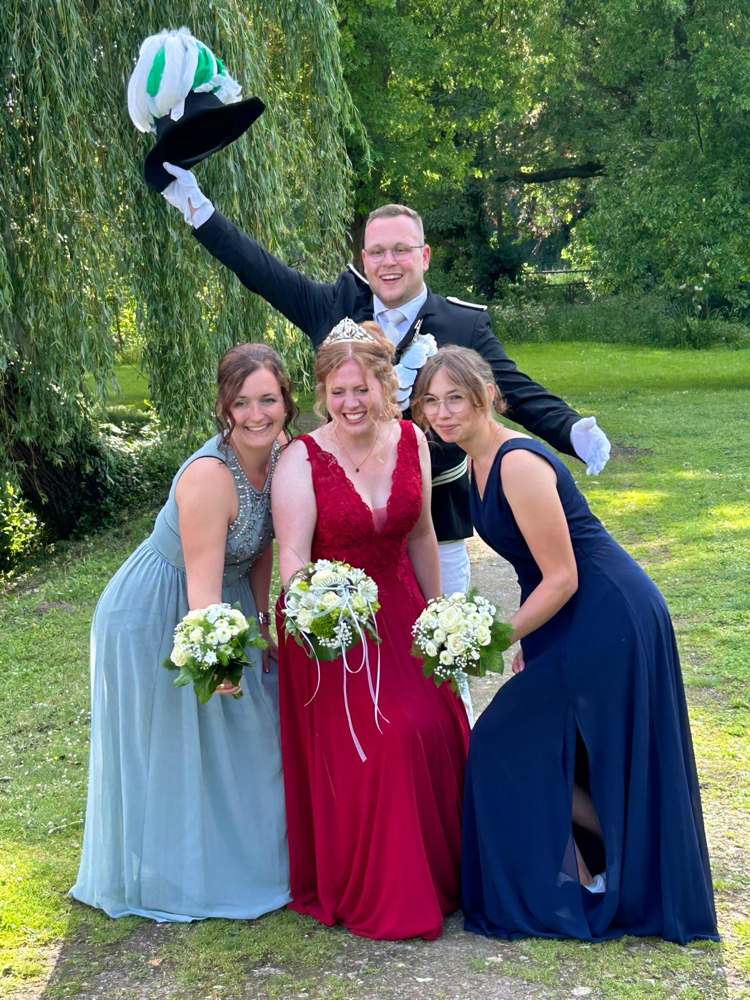 König Marco Lohmann mit seiner Königin Iris Reher (in rot) und den Ehrendamen Marlen Löbke (hellblau) und Hanna Reinermann (dunkelblau)