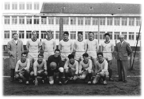 Anfangs 60er: v.h.l. Toni Steinger, Albert Eichler, Sepp Tschopp, Anton Meier (Major), Puis Meyer, Willy Bernet, Beat Meyer, Albert Zingg; v.v.l. Siegfried „Sigi“ Peter, Robert Amrein, Peter Kuster, Leo Meier, Ferdy Jost, Franz Graber