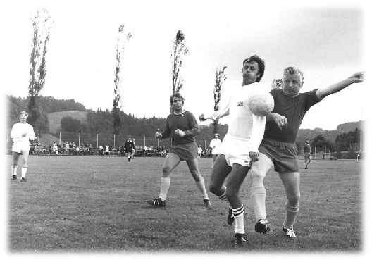 1971: Sportplatzeröffnung Schlossfeld, Toni Steinger im Zweikampf (rechts) 