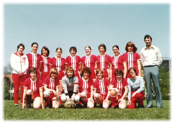 Das Damen-Team des FC Willisau in der ersten Meisterschaftssaison mit dem Trainer Peter Kuster