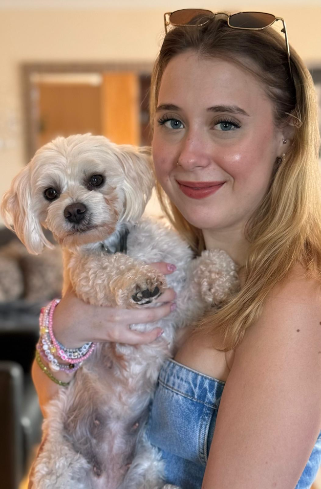 Louisa  Wunderlich mit Pollie - das neue Gesicht im Hundesalon Pfotentreff 