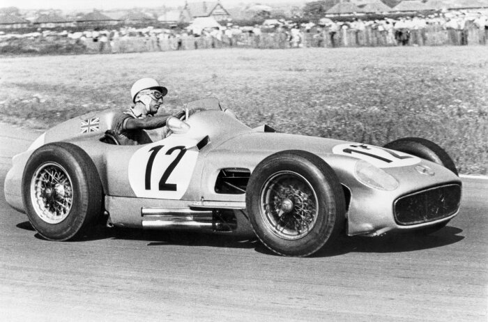 Großer Preis von Großbritannien in Aintree am 16. Juli 1955: Stirling Moss gewinnt das Rennen auf Mercedes-Benz Formel-1-Rennwagen W 196 R. Es ist der erste Sieg eines britischen Rennfahrers in diesem Grand Prix.