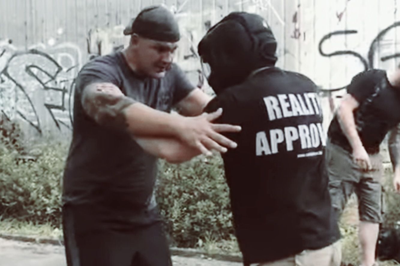 Ellbogenschläge im Clinch für Combatives, Krav Maga und Selbstverteidigung