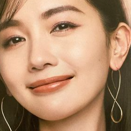 『天国と地獄』の秘書役・中村ゆり。笑顔がさびしげなのが、いいね！
