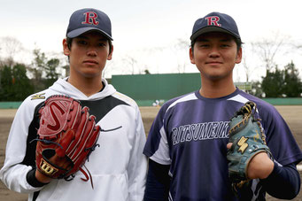開幕前に本紙の取材に応えた坂本選手(左) バッテリーを組む主将の大本選手(右)との1枚