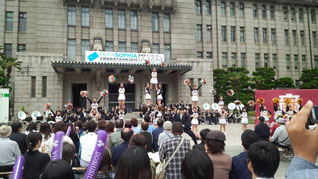 盛り上がる京都市役所前広場=9日、中京区