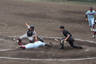 5回の決勝打。本塁生還には近大の必死さがにじんでいた
