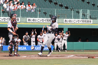 対関大1回戦で最終回1点差に詰め寄った場面。たとえ劣勢でも、 立命大ベンチの雰囲気は明るい