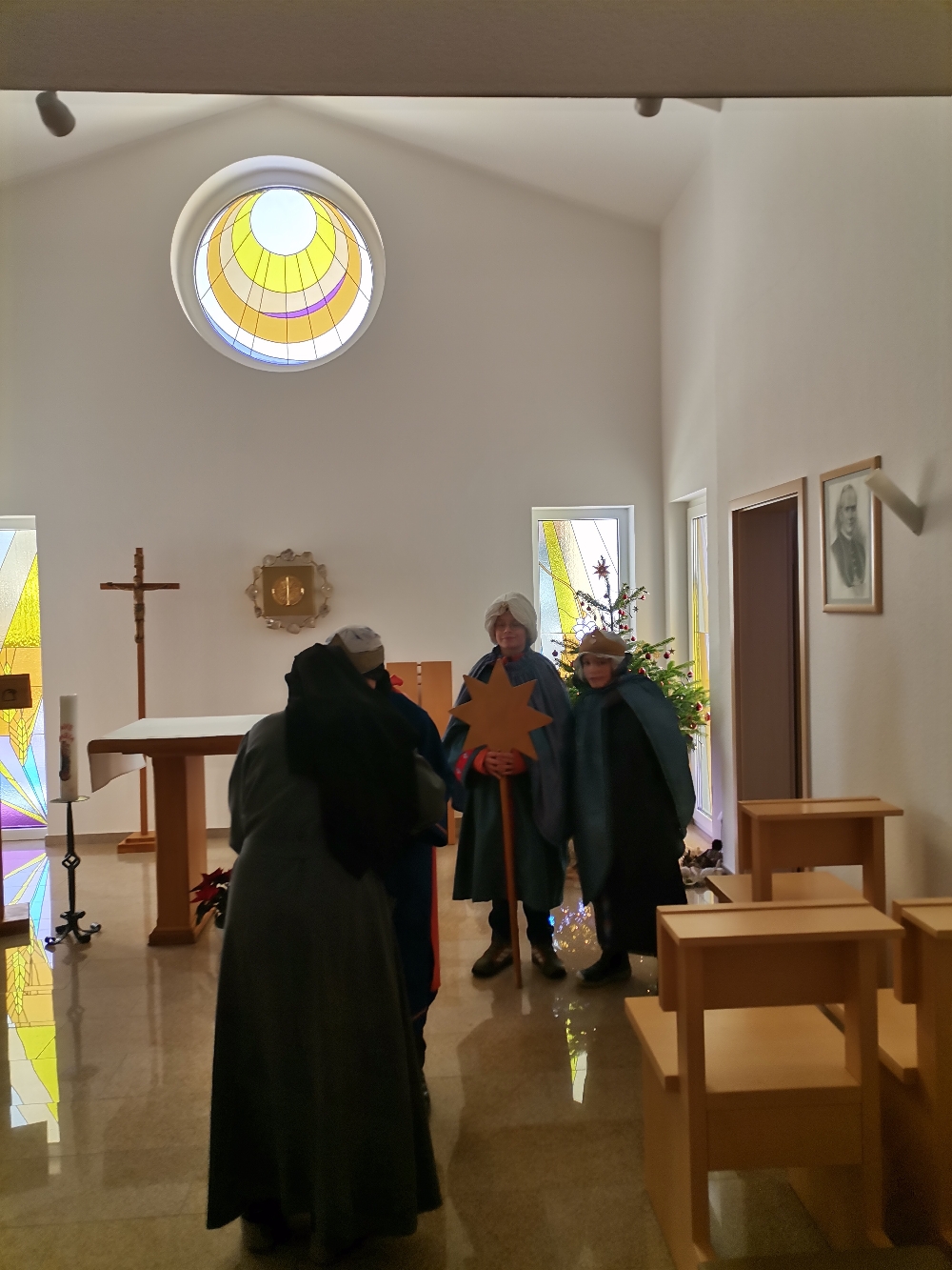 Die Sternsinger in unserer Kapelle - Sr. Maria wirft unsere Spende in das Opferkästchen