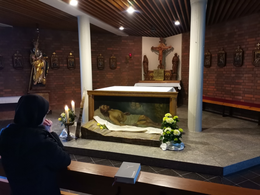 Karsamstag - Wachen am Grab. Jesus ist wirklich gestorben - Er hat sich hingegeben für unsere Sünden.