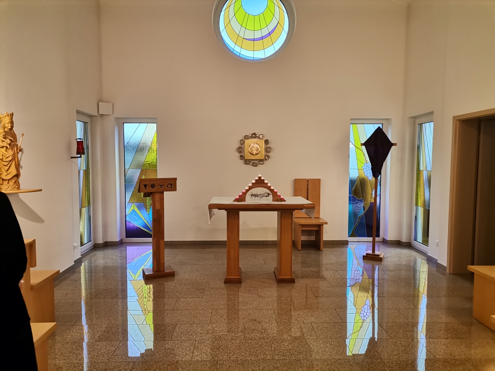 Karfreitag: Mit der Trauermette begannen wir diesen Tag des Schreckens und gaben dem Entsetzen über das Geschehene Raum. Es folgten Kreuzweg, Karfreitagsliturgie und das Gedächtnis der letzten sieben Worte Jesu am Kreuz. Ein Tag der Trauer.