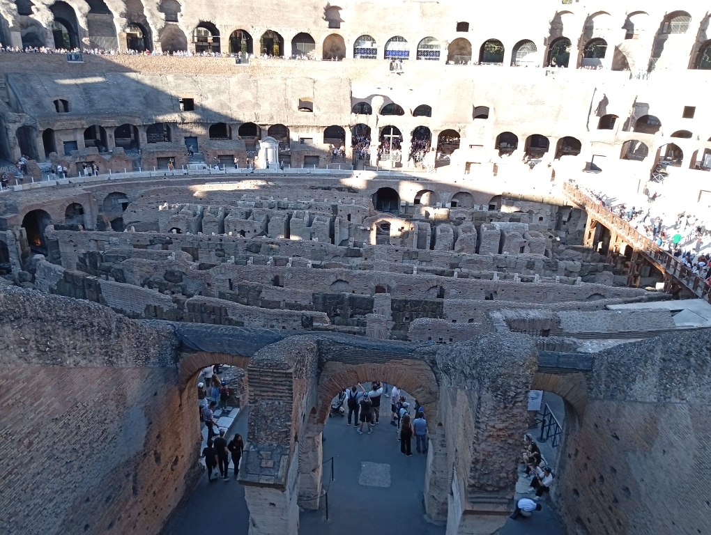Mit Blick auf das Kreuz - das für die vielen Märtyrer steht, die hier unter vielen anderen Menschen den Tod fanden.