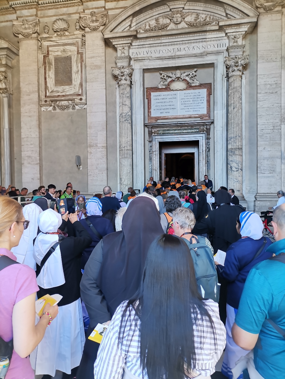 Die nächste Heilige Pforte am Petersdom, die einige von uns sogar drei mal durchschreiten durften: zum Abschluss unseres Pilgerwegs, zur Gebetsvigil der Ordensleute und nach der Eucharistiefeier auf dem Petersplatz
