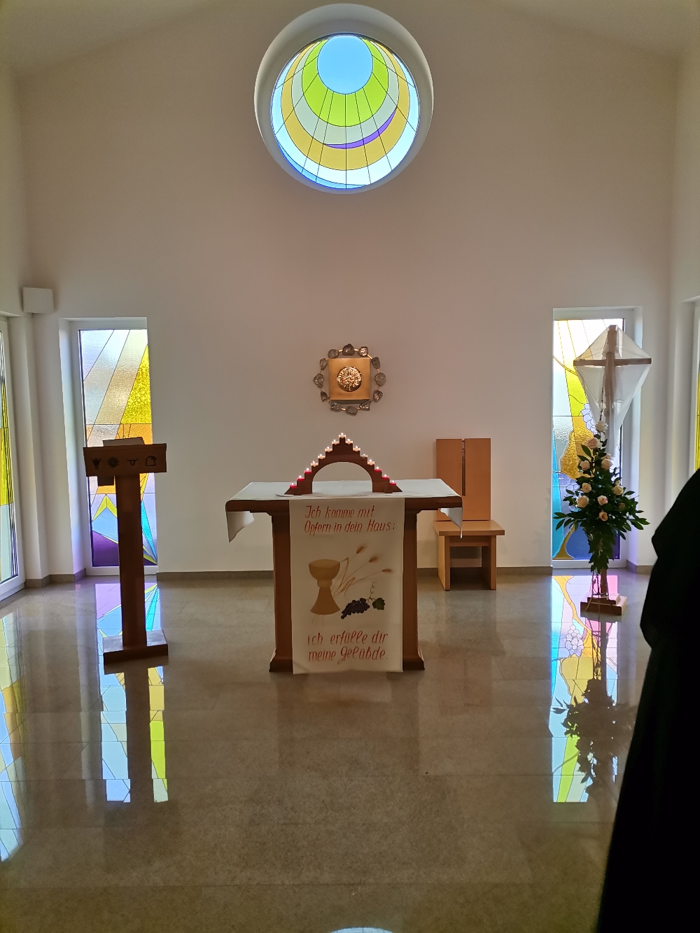 Gründonnerstag: Als Dienerinnen Jesu in der Eucharistie erneuerten wir das Versprechen, ihm von ganzem Herzen zu folgen und ihm in der Eucharistie zu dienen. Die folgende Trauermette vertiefte den Ernst dieses Versprechens. Ein Tag der Dankbarkeit.