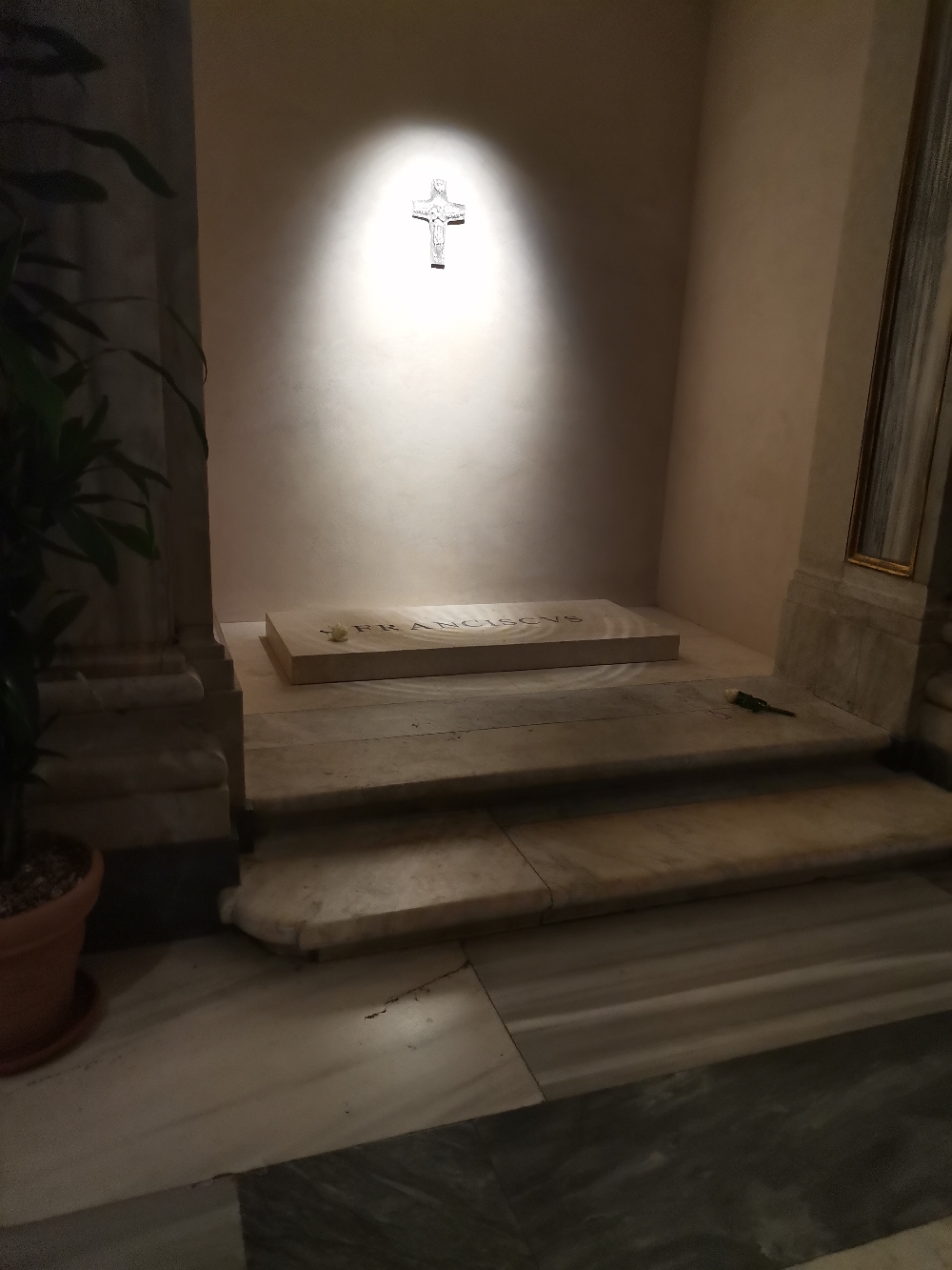 Ein Innehalten im Gebet am Grab von Papst Franziskus - fast genau ein halbes Jahr nach seinem Todestag