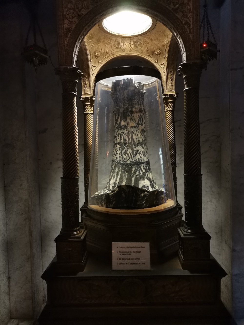 Diese Basilika ist sehr stark den Märtyrern gewidmet, weshalb hier ein Teil der Geißelsäule Jesu seit 1223 einen würdigen Platz hat