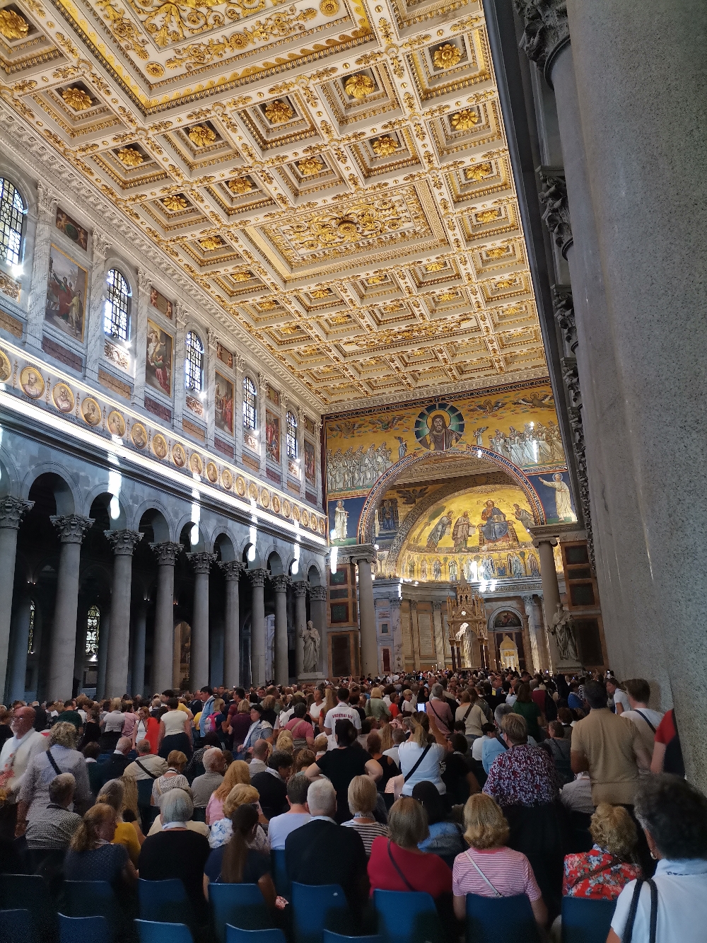 Jeder Papst von Petrus an ist hier bildlich vertreten - noch sechs freie Felder habe ich entdeckt...