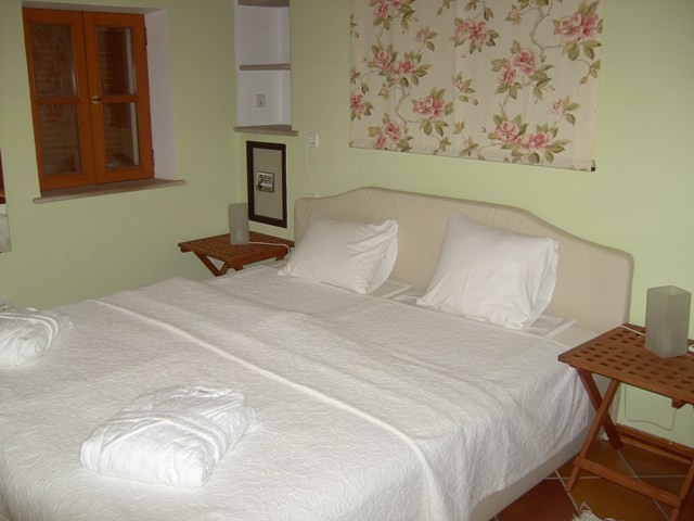 Schlafzimmer im Erdgeschoss mit Bad en Suite
