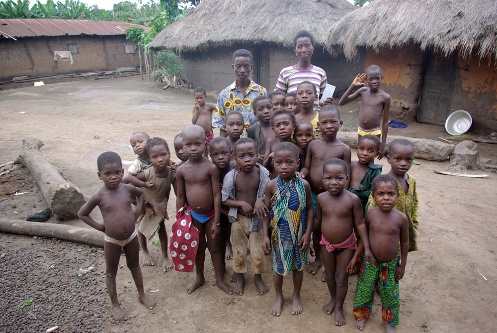 Des enfants dans un village près de Huegba