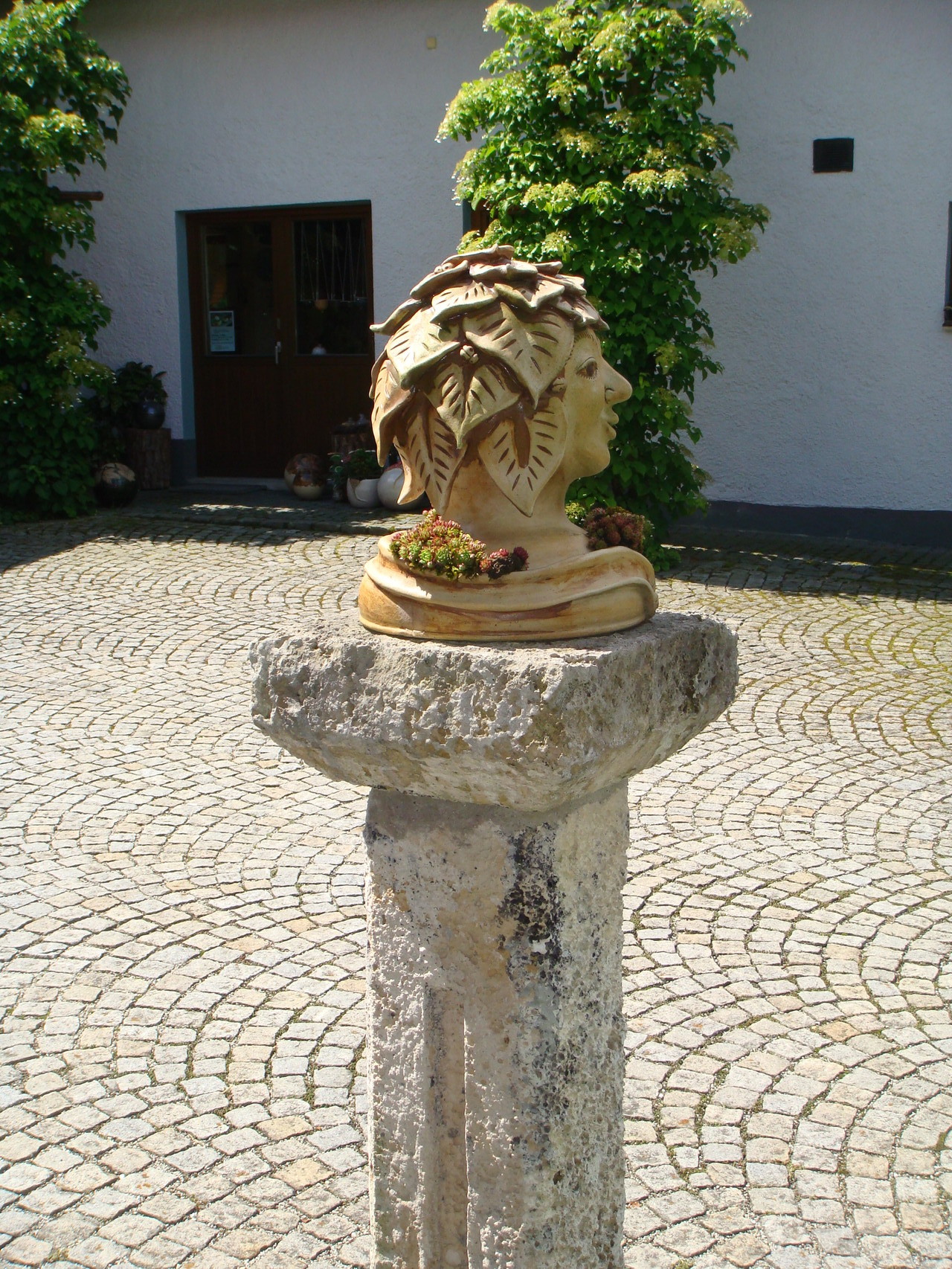 Waldfrau auf Säule