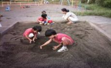 公園砂場。砂場で遊ぶ子ども