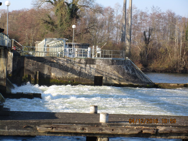 Par ce temps très froid, on dirait que la glace bloque les flots à l'écluse près de Misy