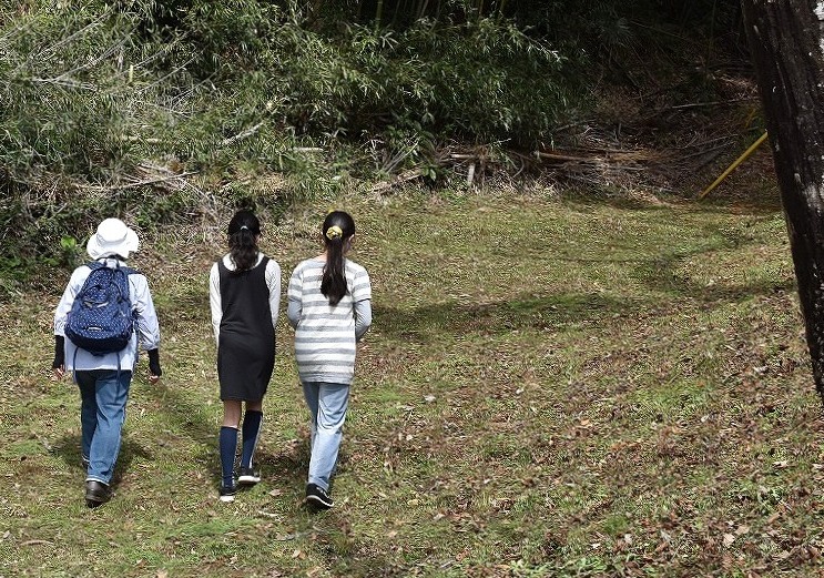 作業中、3人の方が肩を並べて通っていきました。