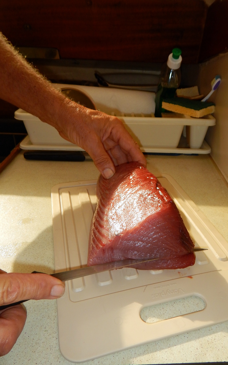 ...wobei auch ich die 2kg erstandenen Tuna in unserer Pantry in noch kleinere Filets zuschneide. 