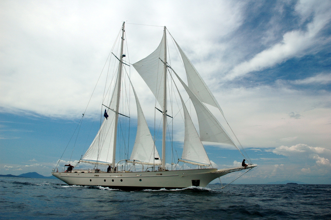 Dann hielt sich während gut zwei Wochen das beeindruckende Segelschulschiff Argo in der Taiohae Bay auf! Auf diesem Internet-Bild ist sie doch einfach majestätisch unter Vollbesegelung unterwegs!