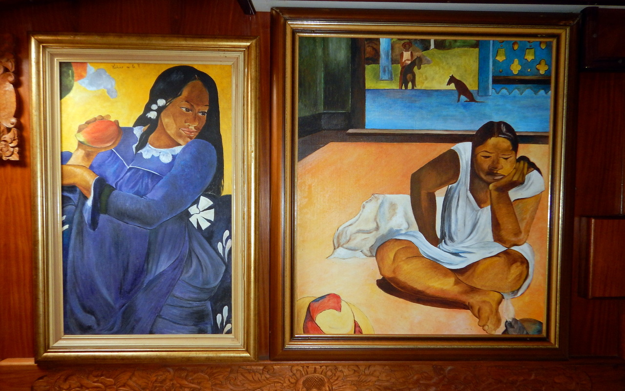 ...zwei der diversen sich an Bord befindlichen Paul Gauguin-Kopien, die sich Aleixos von einem bekannten Gauguin-Kopisten malen liess!