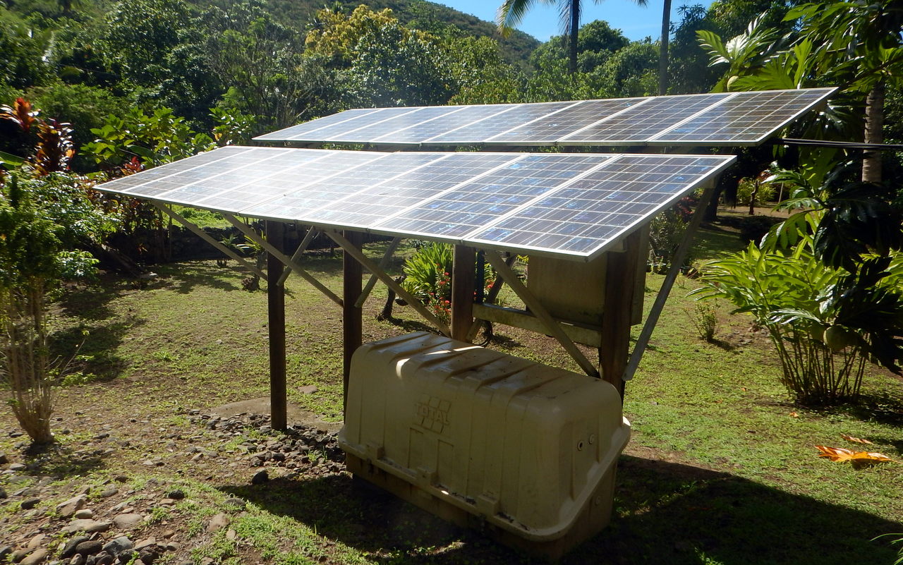 Mit diesen neben seinem Haus aufgestellten Solarpanelen lädt er die sich in der Box befindenden Batterien für seinen Haushalt-Strom auf.