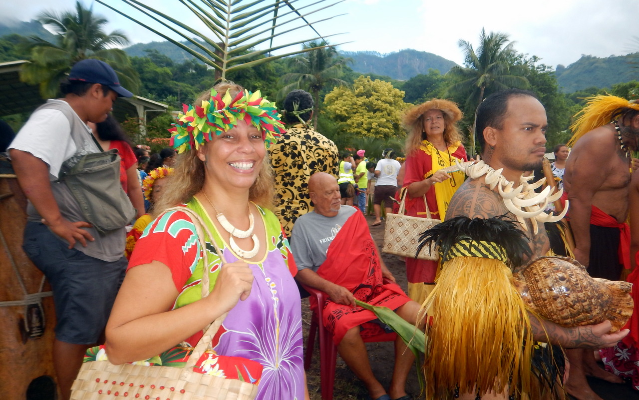 ...wie hier Maria, mit ihrem farbigen Touronne-Kopfschmuck die Ankunft der polynesischen Pirog Hokule'a!