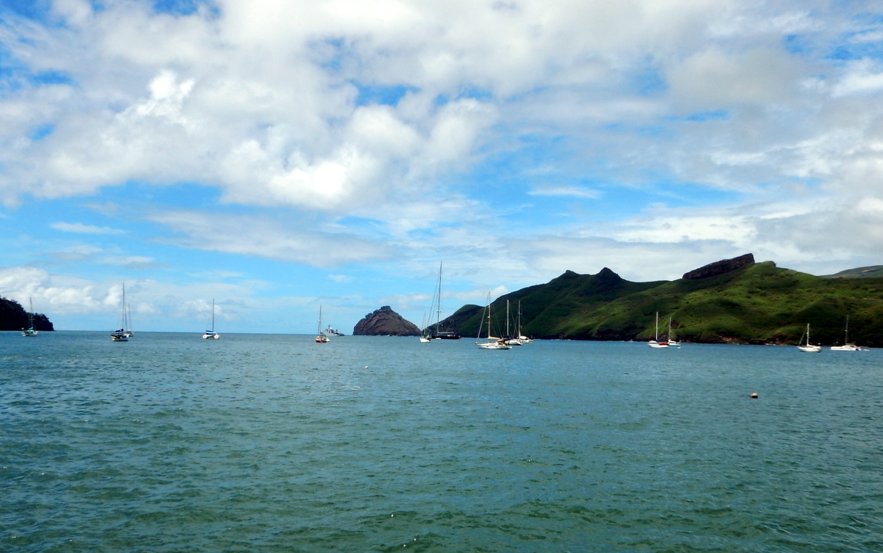 Derweil sich die Bay von Taiohae mit den vor Anker liegenden Booten...