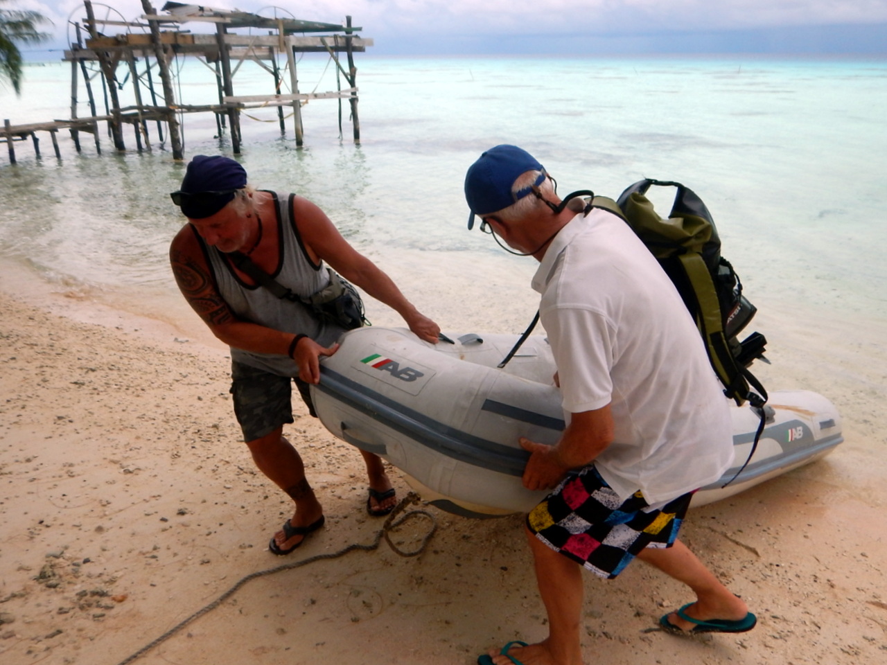 ...wo zwei starke Männer das Dingi unter eine Palme rauf ziehen. Nach nur fünf Gehminuten erreichten wir den kleinen Yacht Service-Betrieb von Aldric&Stefanie.