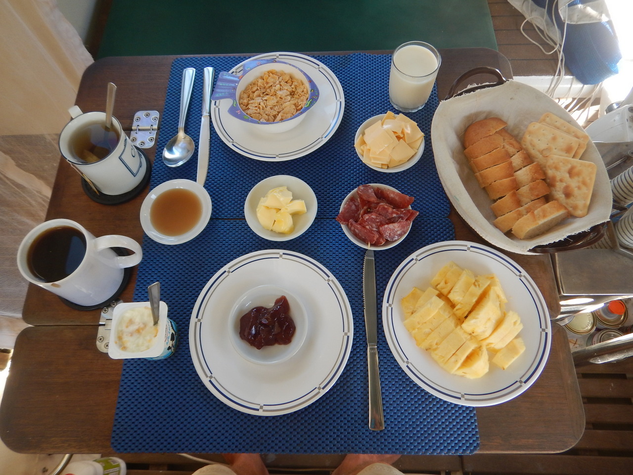 Zu jedem Essen gibt es übrigens auf der KYORY mehrheitlich, wie hier bei einem Z'Morge mit Annanas, irgendwelche frische Früchte.